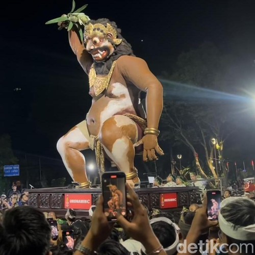 Ogoh-ogoh karya Sekaa Teruna Yowana Saka Bhuwana (STYSB), Banjar Tainsiat, Denpasar, saat pentas di kawasan Catur Muka, Denpasar. (Foto: Kezia H/detikBali)