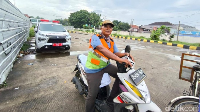 Oni saat sedang mangkal menunggu penumpang di Terminal Harjamukti, Kota Cirebon