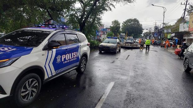 Papan reklame roboh di Malang