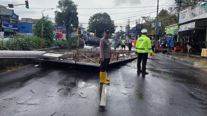 Papan reklame roboh di Malang