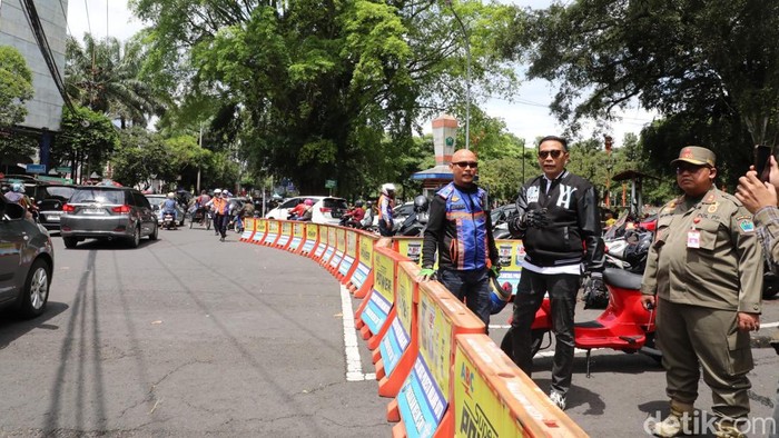 parkir tepi jalan
