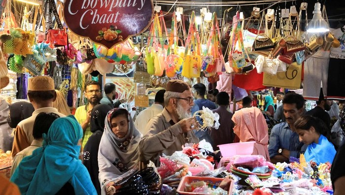 Pasar-pasar di Pakistan Diserbu Pengunjung Jelang Lebaran People shop in the market, ahead of Eid al-Fitr celebrations in Karachi, Pakistan March 29, 2025. REUTERS/Akhtar Soomro