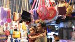 Pasar-pasar di Pakistan Diserbu Pengunjung Jelang Lebaran