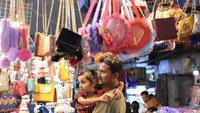 Pasar-pasar di kota terbesar Karachi dan kota terbesar kedua Lahore ramai dengan aktivitas saat bulan suci Ramadan hampir berakhir menjelang perayaan Idul Fitri. 
