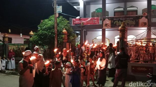 Pawai obor di Larantuka, NTT, saat Idul Fitri, Minggu (30/3/2025). (Yurgo Purab)