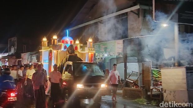 Pawai takbir di Desa Sugian Kecamatan Sambelia, Lombok Timur, NTB, Minggu (30/3/2025). (Sanusi Ardi W)