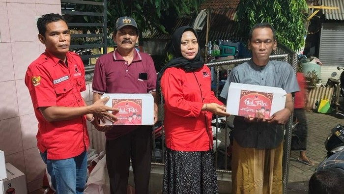 PDIP Surabaya bagikan bingkisan Lebaran ke kader