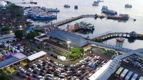 Foto udara sejumlah kendaraan yang akan menyeberang ke Bali antre di Pelabuhan Ketapang, Banyuwangi, Jawa Timur, Minggu (30/3/2025). Pelabuhan Ketapang-gilimanuk mulai Minggu 30 maret pukul 06.00 WIB kembali beroperasi seperti biasa setelah sebelumnya pada 28 Maret 2025 ditutup untuk menghormati umat Hindu di Bali yang sedang merayakan Hari Raya Nyepi Tahun Baru Saka 1947. ANTARA FOTO/Budi Candra Setya/foc.