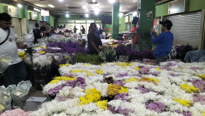 Pembeli bunga sedap malam di Pasar Rawa Belong (Maulani/detikcom)