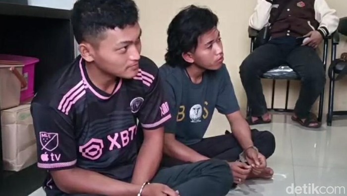 Syahrul Gunawan dan Ahmad Syafrudin, pelaku yang menewaskan seorang pria di depan GOR Brebes saat diamankan, Minggu (30/3/2025).