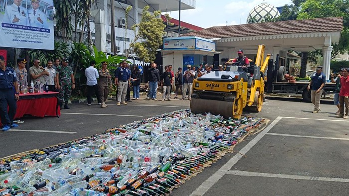 Pemerintah Kota (Pemkot) Bogor memusnahkan ribuan botol minuman keras (miras) tidak berizin hasil razia selama bulan Ramadan. Miras dirazia dari tempat hiburan malam (THM) yang masih beroperasi.