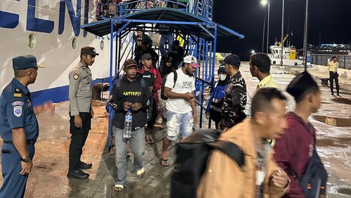 Pemudik Lebaran 2025 di pelabuhan Marina Waterfront Labuan Bajo, Manggarai Barat, NTT. (Dok. Posko Lebaran KSOP Labuan Bajo)