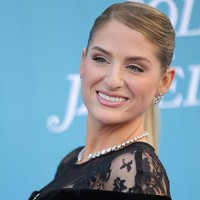 Penyanyi All About That Bass ini menata rambut pirangnya dengan belahan samping dan diikat kencang dalam gaya kuncir kuda. Riasannya tampak natural dengan eyeshadow cokelat cut-crease, bulu mata lentik, perona pipi bernuansa peach, serta lipstik pink mengilap. (Foto: Monica Schipper/WireImage)