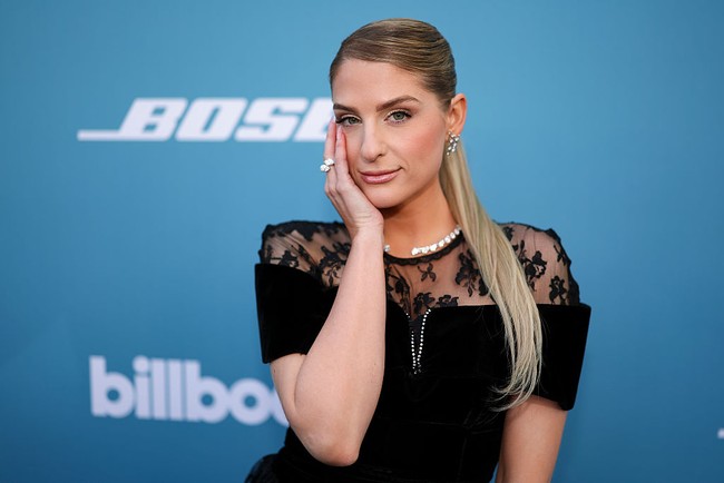 Meghan yang dikabarkan mengalami penurunan berat badan hingga 27 kilogram terlihat makin percaya diri dengan aksesori berlian yang mencuri perhatian. Ia mengenakan tennis choker berhiaskan batu berlian besar yang dipadukan dengan anting statement berdesain cluster. Beberapa cincin bertabur permata juga melengkapi penampilannya. (Foto: Christopher Polk/Billboard via Getty Images)