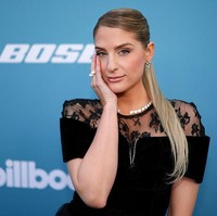 Meghan yang dikabarkan mengalami penurunan berat badan hingga 27 kilogram terlihat makin percaya diri dengan aksesori berlian yang mencuri perhatian. Ia mengenakan tennis choker berhiaskan batu berlian besar yang dipadukan dengan anting statement berdesain cluster. Beberapa cincin bertabur permata juga melengkapi penampilannya. (Foto: Christopher Polk/Billboard via Getty Images)