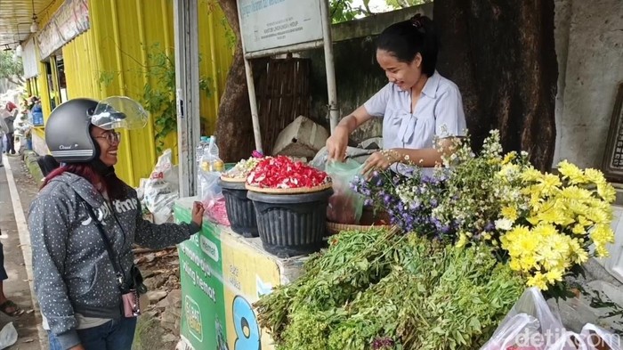 Penjual bunga di kompleks pemakaman Jabang Bayi.