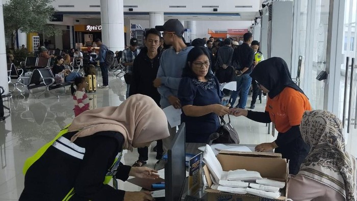 Penumpang pesawat Batik Air rute Gorontalo-Jakarta menunggu di bandara karena penerbangan mengalami delay hingga 8 jam.