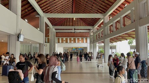 Penumpang ramai di terminal keberangkatan domestik Bandara I Gusti Ngurah Rai, Bali, sehari setelah Hari Raya Nyepi atau H-1 Lebaran, Minggu (30/3/2025). (Foto: Rizki Setyo/detikBali)