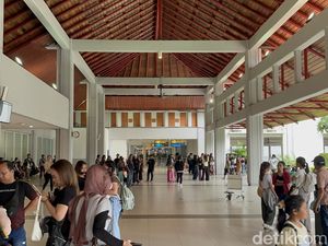 H-1 Lebaran, Penumpang Padati Terminal Domestik Bandara Ngurah Rai