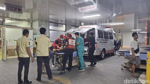 Petugas ambulans PMI Kota Denpasar mengantarkan pasien sakit ke RSUP Prof Ngoerah, Denpasar, saat Hari Raya Nyepi, Sabtu (29/3/2025). (Foto: Fabiola Dianira/detikBali)