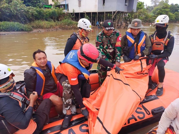 Petugas mengevakuasi jasad Adelia yang tenggelam di Sungai Pawan