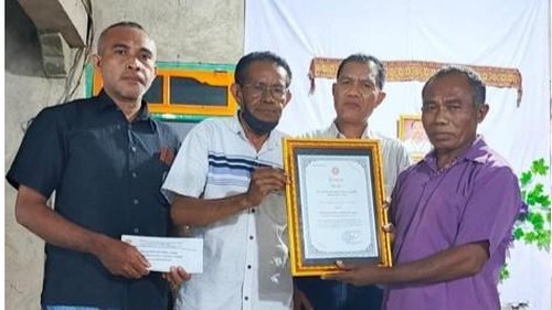 PGRI Flores Timur memberikan piagam gelar Pahlawan Pendidikan kepada guru Rosalia Rerek Sogen, guru yang tewas diserang OPM di Papua Pegunungan. Piagam diterima keluarganya saat malam doa terakhir di rumah duka, Sabtu (29/3/2025)