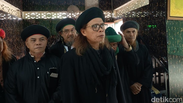 Pimpinan An-Nadzir Samiruddin Pademmui usai melaksanakan Salat Idul Fitri 1446 Hijriah.