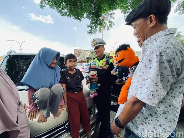 Polisi bersama pendongeng hibur pemudik yang tengah beristirahat di rest area Cirebon