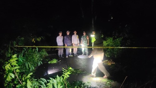 Polisi memasang garis polisi di jembatan ambruk di Kecamatan Pajo, Dompu, NTB, Sabtu (39/3/2025) malam. (Foto: Dok. Istimewa)