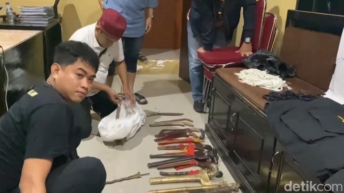 Polisi menyita puluhan benda pusaka milik Petta Bau, pimpinan aliran sesat Pangissengana Tarekat Ana Loloa di Maros.
