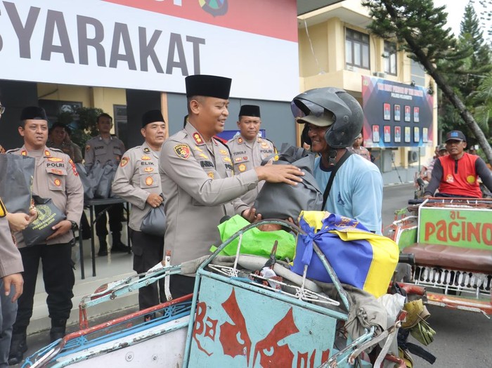 500 Ojol dan Tukang Becak Menerima Paket Sembako dari Polres Mojokerto