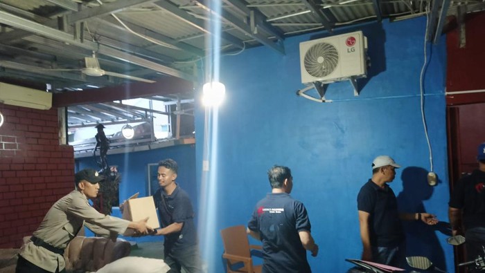 Polresta Cirebon amankan ribuan botol miras saat malam takbiran.