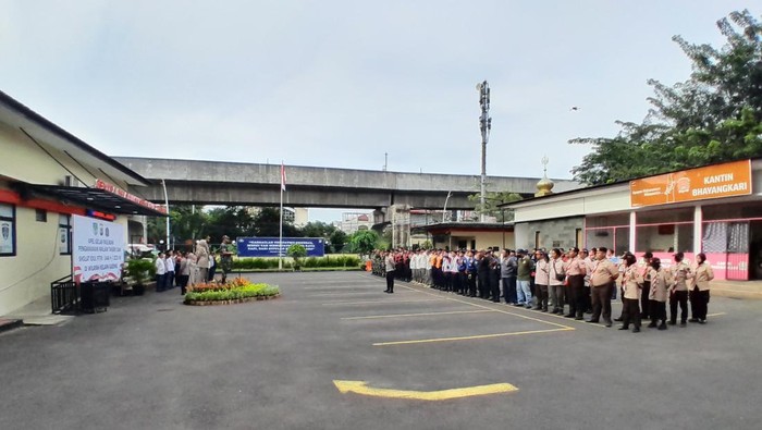 Polsek Kelapa Gading melakukan apel gelar pasukan pengamanan malam takbir dan salat Idul Fitri 1446 Hijriah. Apel diikuti 140 personel gabungan. (dok Ist)