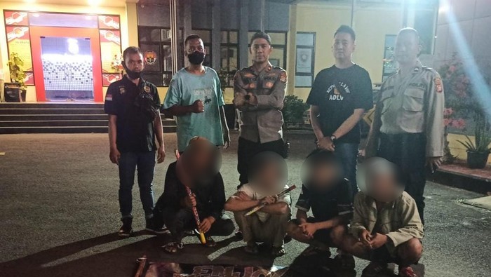 Polsek Kelapa Gading mengamankan 4 pemuda yang berkonvoi sambil menyalakan kembang api, pada Minggu (30/3/2025) dini hari.
