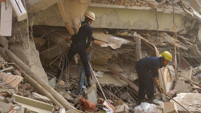 Rescue personnel work at the site of a building that collapsed, following a strong earthquake, in Mandalay, Myanmar, March 29, 2025. REUTERS/Stringer