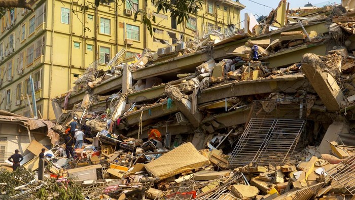 Porak Poranda Myanmar Diguncang Gempa Rescue personnel work at the site of a building that collapsed, following a strong earthquake, in Mandalay, Myanmar, March 29, 2025. REUTERS/Stringer