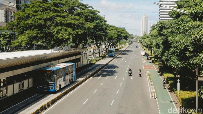 Potret Jakarta Lengang H-1 Lebaran Ditinggal Mudik Sejumlah kendaraan melintas di jalan Sudirman, Jakarta, Minggu (30/3/2025). Kepala Dinas Perhubungan DKI Jakarta Syafrin Liputo menyatakan bahwa Car free day (CFD) di Jakarta selama libur Lebaran 2025 ditiadakan. Ketentuan ini berlaku dari 30 Maret hingga 6 April 2025.