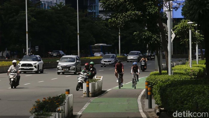 Sejumlah kendaraan melintas di jalan Sudirman, Jakarta, Minggu (30/3/2025). Kepala Dinas Perhubungan DKI Jakarta Syafrin Liputo menyatakan bahwa Car free day (CFD) di Jakarta selama libur Lebaran 2025 ditiadakan. Ketentuan ini berlaku dari 30 Maret hingga 6 April 2025.