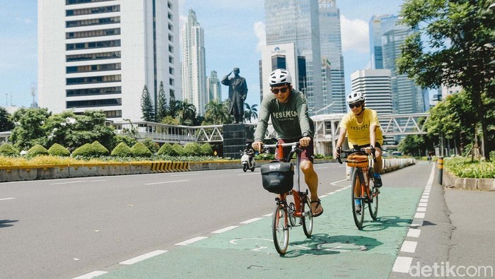 Sejumlah kendaraan melintas di jalan Sudirman, Jakarta, Minggu (30/3/2025). Kepala Dinas Perhubungan DKI Jakarta Syafrin Liputo menyatakan bahwa Car free day (CFD) di Jakarta selama libur Lebaran 2025 ditiadakan. Ketentuan ini berlaku dari 30 Maret hingga 6 April 2025.