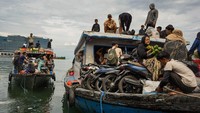 Ratusan pemudik mulai memadati dermaga untuk menggunakan jasa transportasi antarpulau menuju Pulau Kodingareng, Barrang Lompo, dan Barrang Caddi. 