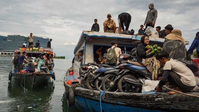 Potret Mudik Antarpulau di Makassar Kapal cepat antarpulau tujuan Kodingareng mengangkut penumpang saat meninggalkan dermaga Kayu Bangkoang, Makassar, Sulawesi Selatan, Sabtu (29/3/2025). Ratusan pemudik mulai memadati dermaga untuk menggunakan jasa transportasi antarpulau menuju Pulau Kodingareng, Barrang Lompo, dan Barrang Caddi pada H-2 Idulfitri 1446 H. ANTARA FOTO/Hasrul Said/rwa.
