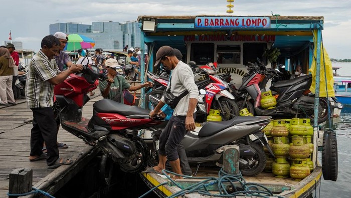 Kapal cepat antarpulau tujuan Kodingareng mengangkut penumpang saat meninggalkan dermaga Kayu Bangkoang, Makassar, Sulawesi Selatan, Sabtu (29/3/2025). Ratusan pemudik mulai memadati dermaga untuk menggunakan jasa transportasi antarpulau menuju Pulau Kodingareng, Barrang Lompo, dan Barrang Caddi pada H-2 Idulfitri 1446 H. ANTARA FOTO/Hasrul Said/rwa.