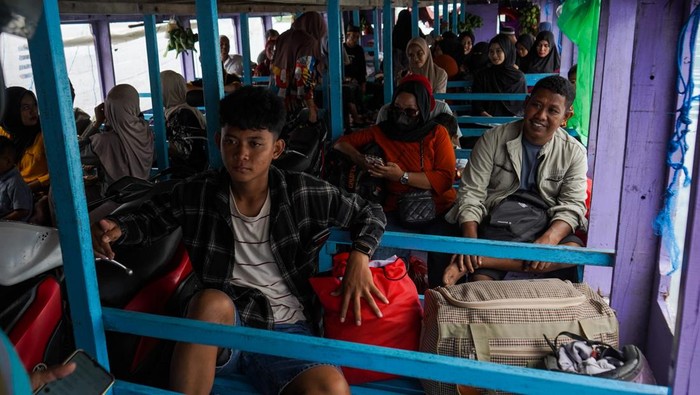 Kapal cepat antarpulau tujuan Kodingareng mengangkut penumpang saat meninggalkan dermaga Kayu Bangkoang, Makassar, Sulawesi Selatan, Sabtu (29/3/2025). Ratusan pemudik mulai memadati dermaga untuk menggunakan jasa transportasi antarpulau menuju Pulau Kodingareng, Barrang Lompo, dan Barrang Caddi pada H-2 Idulfitri 1446 H. ANTARA FOTO/Hasrul Said/rwa.