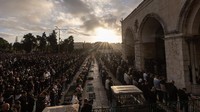 Menurut Wakaf Islam Yerusalem, hampir 120.000 jamaah menghadiri salat tersebut. Mostafa Alkharouf/Anadolu via Getty Images  