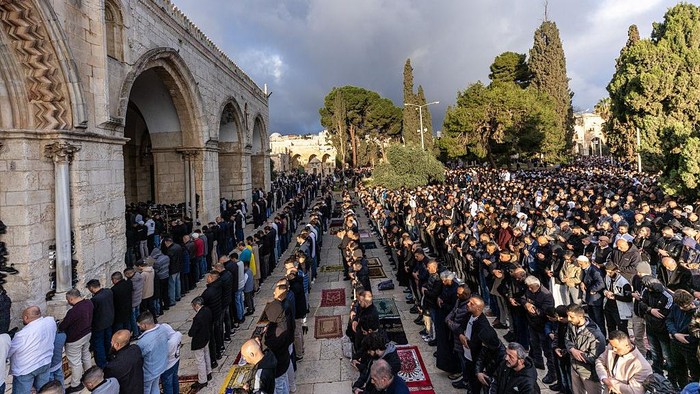 Potret Salat Id di Masjid Al-Aqsa JERUSALEM - MARCH 30 Muslims gather at Al-Aqsa Mosque to perform Eid al-Fitr prayer in Jerusalem on March 30, 2025. (Photo by Mostafa Alkharouf/Anadolu via Getty Images)