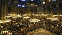 Salat Idul Fitri Ramadhan diadakan di Hagia Sophia pada 30 Maret 2025 di Istanbul, Turki. Berkman Ulutin/dia images via Getty Images 