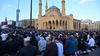 Umat Muslim di Lebanon berkumpul untuk melaksanakan salat Idul Fitri di Masjid Mohammad Al-Amin di ibu kota, Beirut pada 30 Maret 2025. Houssam Shbaro/Anadolu via Getty Images 