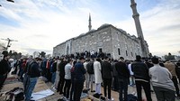 Umat Muslim berkumpul di Masjid Fatih untuk melaksanakan salat Idul Fitri di Istanbul, Turki pada 30 Maret 2025. Mustafa Hassona/Anadolu via Getty Images 