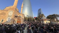Umat Muslim melaksanakan salat Idul Fitri di Masjid Martir Turki di Baku, Azerbaijan pada 30 Maret 2025. Resul Rehimov/Anadolu via Getty Images 