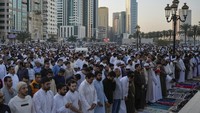 Umat Muslim menghadiri salat Idul Fitri massal yang menandai berakhirnya bulan puasa Ramadan di Dubai, Uni Emirat Arab, Minggu, 30 Maret 2025. AP/Altaf Qadri 